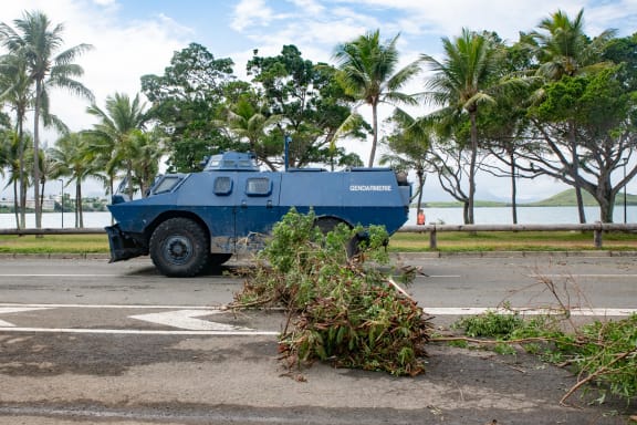 A Gendarmerie armored vehicle drives past the filtering roadblock set up on the bays, Promenade Pierre Vernier, in Noumea on May 15, 2024, amid protests linked to a debate on a constitutional bill aimed at enlarging the electorate for upcoming elections of the overseas French territory of New Caledonia. One person was killed, hundreds more were injured, shops were looted and public buildings torched during a second night of rioting in New Caledonia, authorities said May 15, as anger over constitutional reforms from Paris boiled over. (Photo by Delphine Mayeur / AFP)