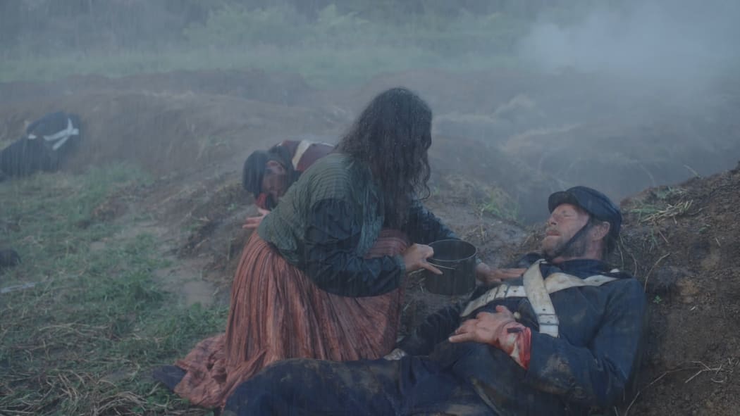 Heni Te Karamu giving water to British soldiers