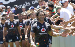 Ruben Wiki leading the Warriors out during 2017 NRL Nines tournament