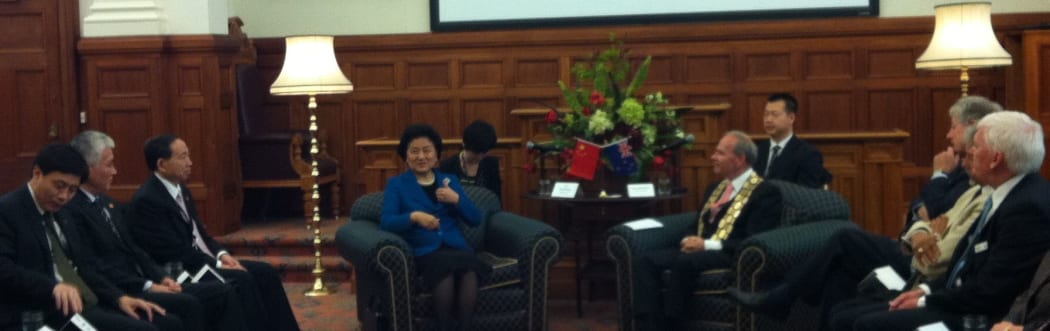 Liu Yandong meeting with Auckland mayor Len Brown (both are sitting in armchairs).