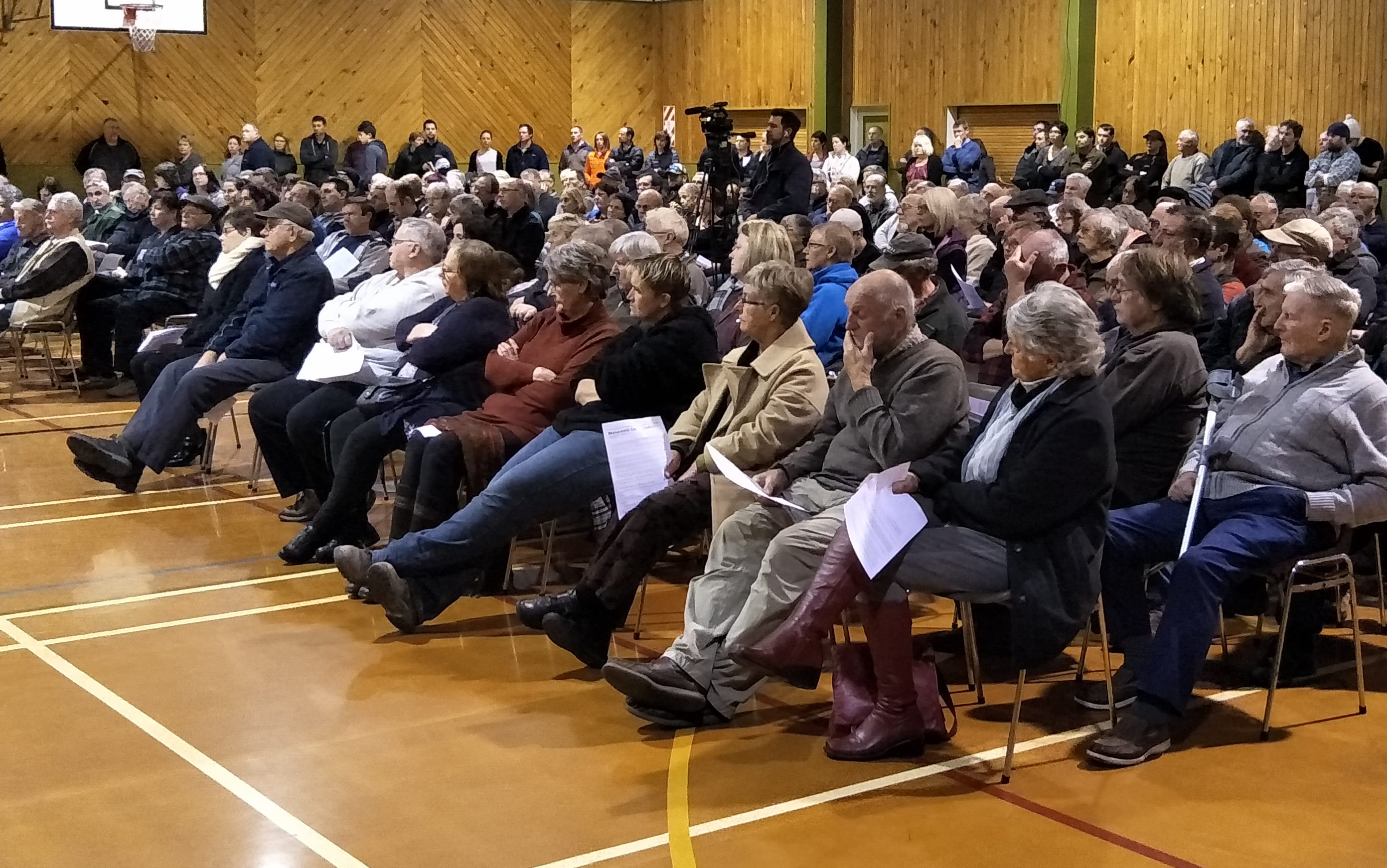Hundreds of people attended the public meeting in Ashurst.