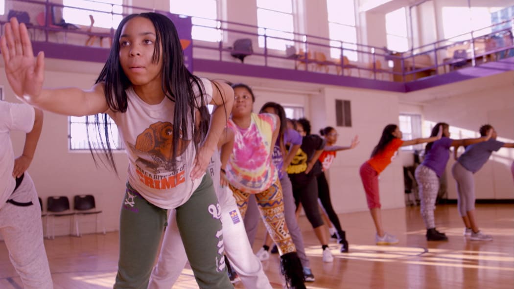 Baltimore girls go ’round the outside...