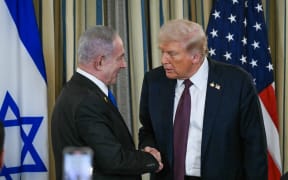 US President Donald Trump and Israeli Prime Minister Benjamin Netanyahu (L) shake hands at the end of a press conference in the State Dining Room of the White House in Washington, DC on September 29, 2025. US President Donald Trump said on Monday that Washington was "very close" to securing peace in the Gaza war, after meeting with Israeli Prime Minister Benjamin Netanyahu and releasing a 20-point peace plan. (Photo by ANDREW CABALLERO-REYNOLDS / AFP)