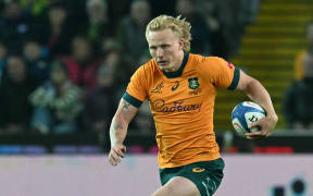 Australia's flyhalf #10 Carter Gordon runs with the ball during the Autumn Nations Series international rugby union match between Italy and Australia (wallabies) at the Friuli stadium in Udine on November 8, 2025. (Photo by Stefano RELLANDINI / AFP)