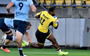 Kini Naholo of the Hurricanes dives over to score a try Super Rugby Pacific - Hurricanes v NSW Waratahs at Sky Stadium, Wellington, New Zealand on Friday 28 March 2025
Copyright photo: Masanori Udagawa /  www.photosport.nz