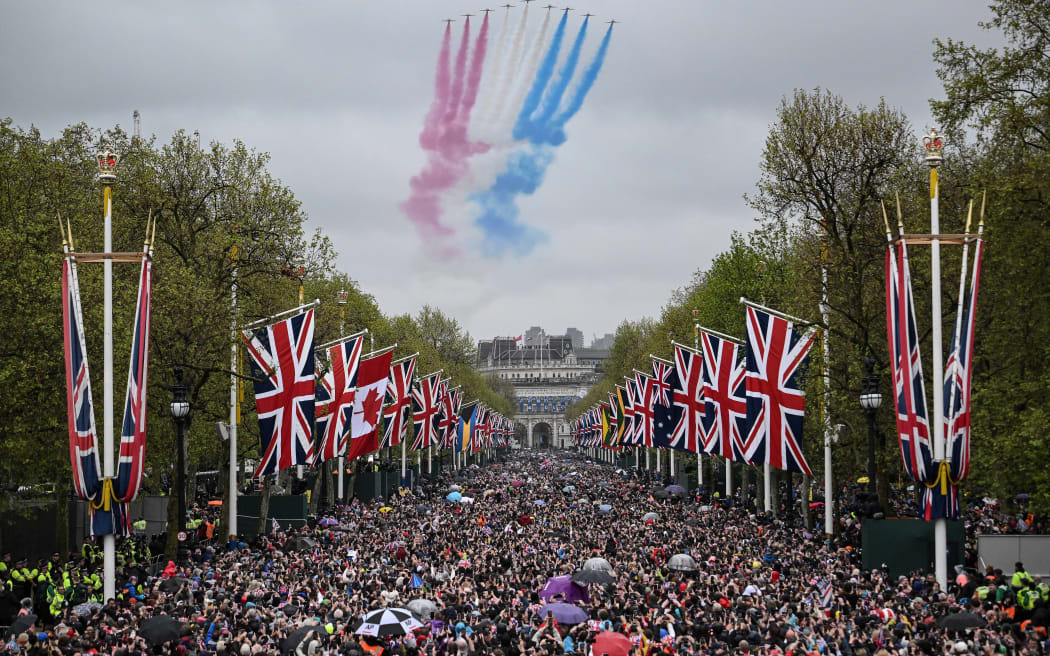 The British Royal Air Force's (RAF) aerobatic team, the "Red Arrows", perform a fly-past over The Mall in central London on May 6, 2023, after the coronations of Britain's King Charles III and Britain's Queen Camilla. - The set-piece coronation is the first in Britain in 70 years, and only the second in history to be televised. Charles will be the 40th reigning monarch to be crowned at the central London church since King William I in 1066. (Photo by Marco BERTORELLO / AFP)