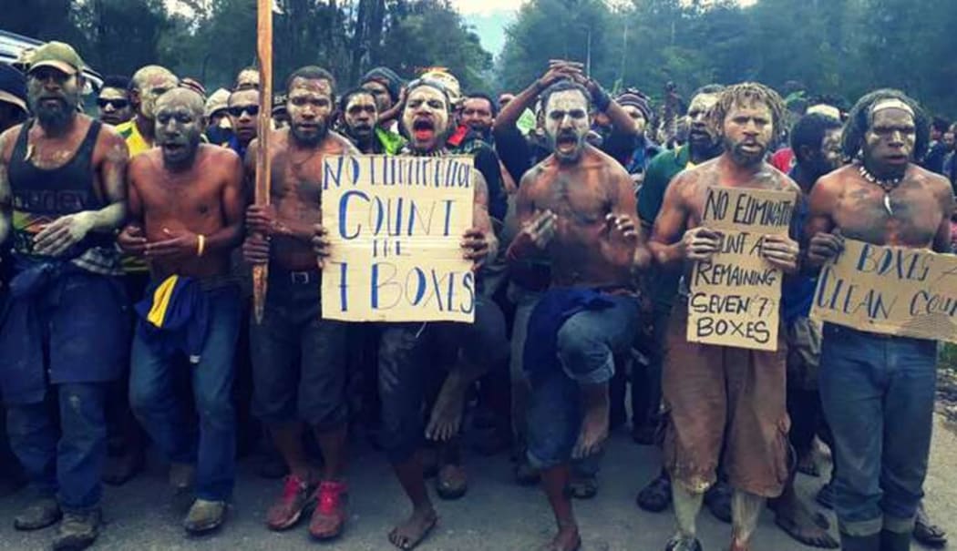 Protesting Engans urge the Electoral Commission to count all seats in the Kandep Open election.