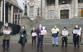 A 10,000 strong petition calling for an increase in sick leave entitlements has been presented to Parliament.