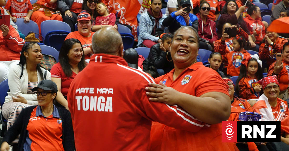 Fans turn out in force to greet Mate Ma'a Tonga rugby league team | RNZ
