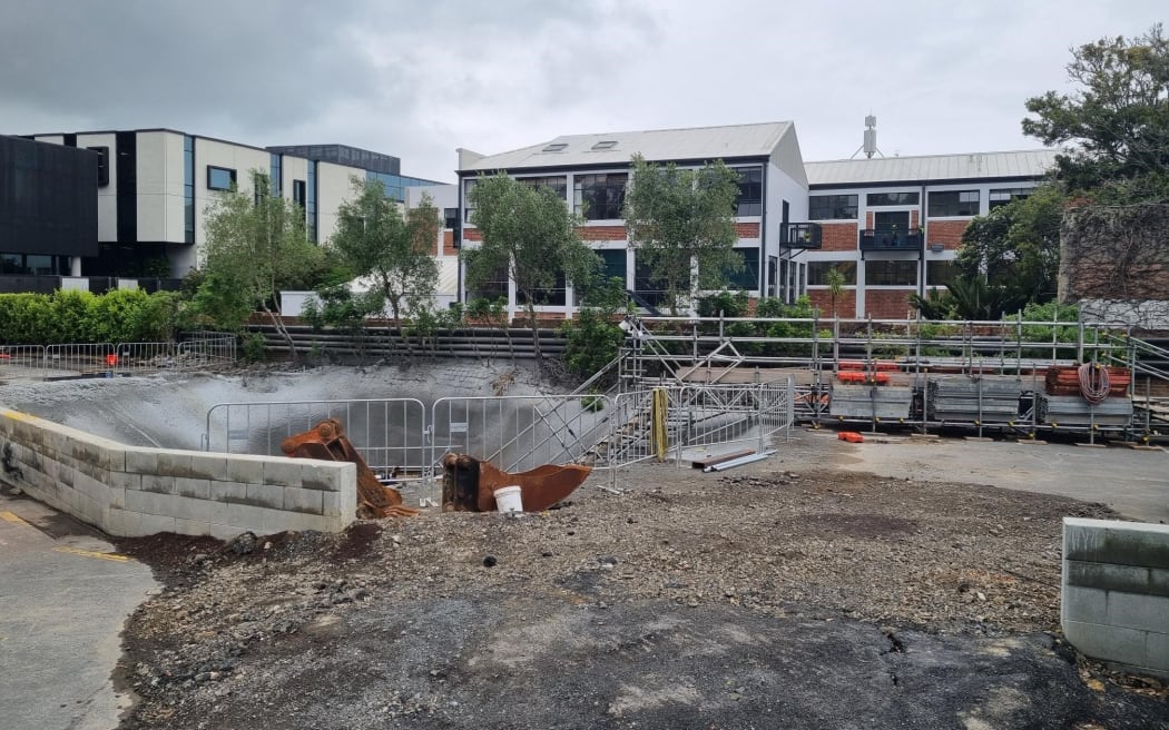 The sinkhole created when a sewer line in the Auckland suburb of Parnell collapsed in September 2023.