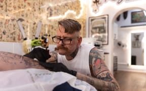 Derek Thunders tattooing at Rogers Tatooart