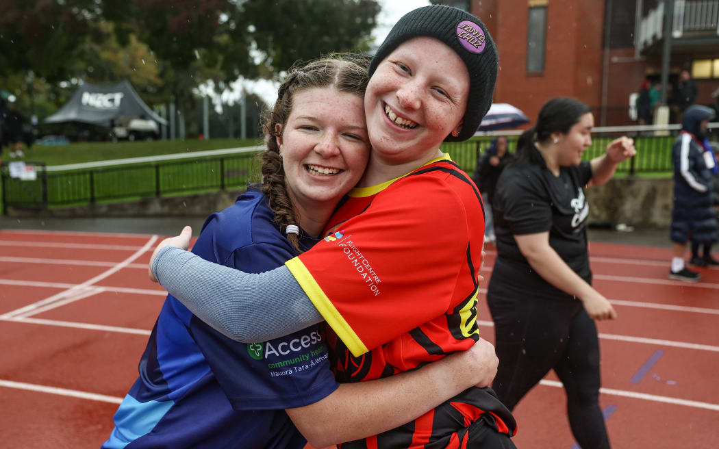 Sionann Murphy (Youth Council) and a Waikato runner at the 2024 Halberg Games