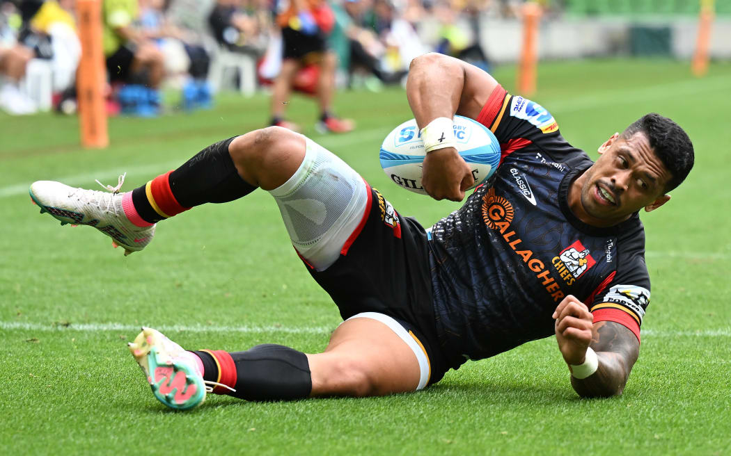 Etene Nanai-Seturo of the Chiefs scores a try