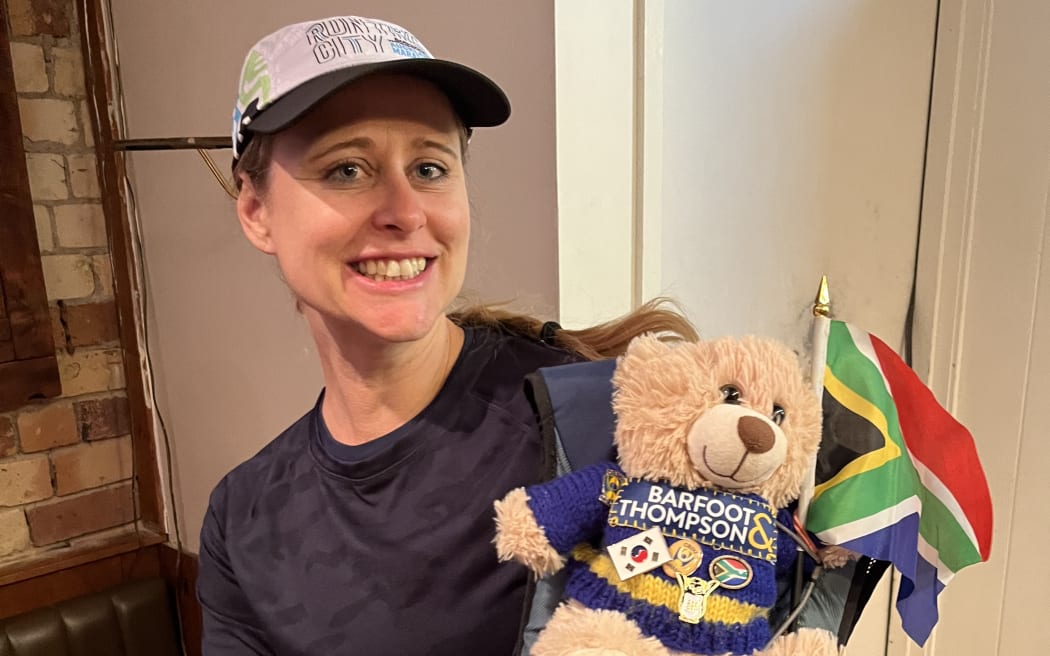 #wheresvolley: Wendy Smit is running the 2023 Auckland half marathon with Volley the teddy to raise money for Starship.