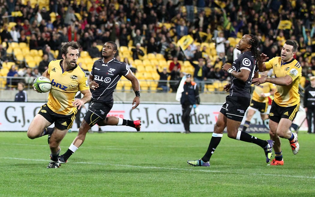 Conrad Smith scores for the Hurricanes against the Sharks 2015.