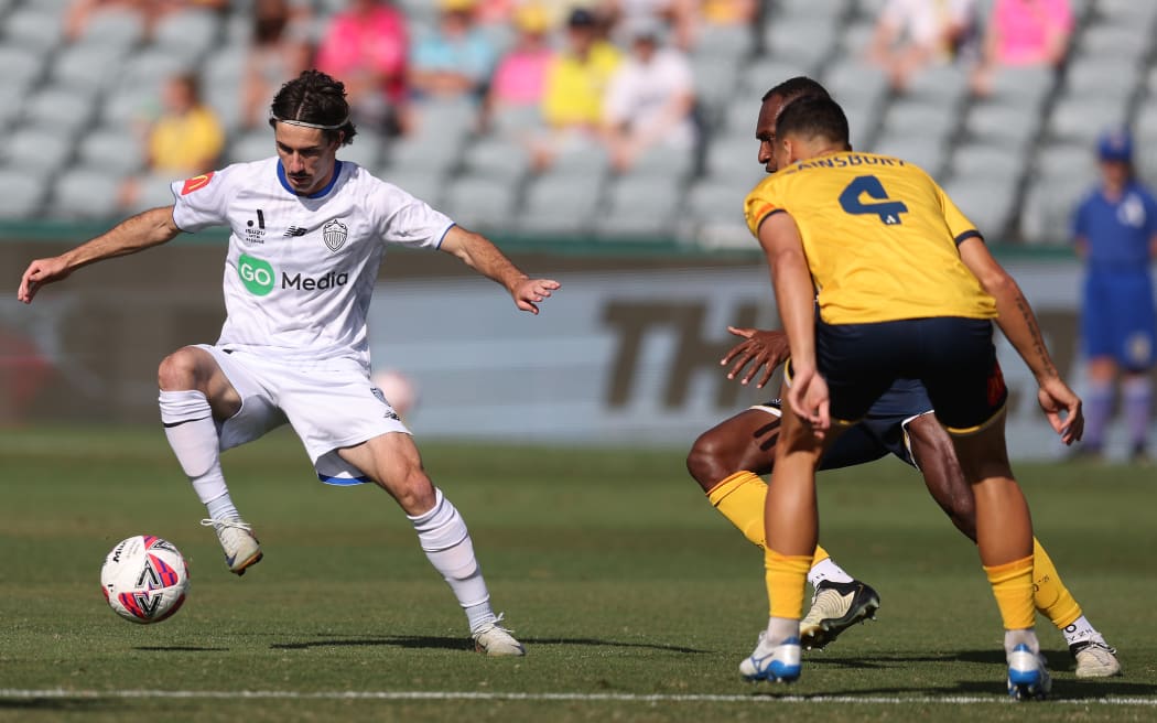 GOSFORD, AUSTRALIA - DECEMBER 28: William Gillion of Auckland FC controls the ball during the round 10 A-League Men match between Central Coast Mariners and Auckland FC at Industree Group Stadium, on December 28, 2024, in Gosford, Australia. (Photo by Scott Gardiner/Getty Images)