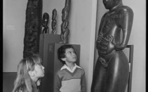 Two children visiting Te Māori on its return to New Zealand. Photograph by Evening Post staff photographer Greg King. (Alexander Turnbull Library)