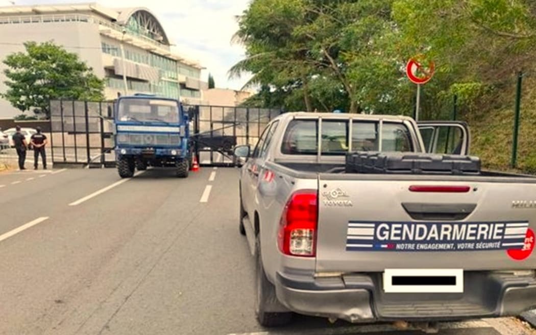 Heavy security setup around Nouméa’s tribunal on Saturday 22 June 2024