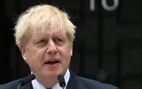 Britain's Prime Minister Boris Johnson makes a statement in front of 10 Downing Street in central London on July 7, 2022. - Johnson quit as Conservative party leader, after three tumultuous years in charge marked by Brexit, Covid and mounting scandals. (Photo by JUSTIN TALLIS / AFP)