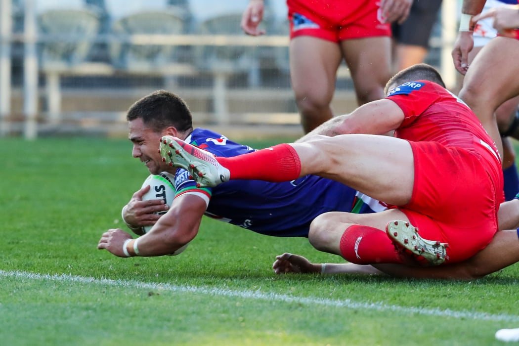 Kodi Nikorima on his way to scoring. Vodafone Warriors v St George Illawarra Dragons. NRL Rugby League, Central Coast Stadium, Central Coast, NSW, Australia. 30th May 2020.