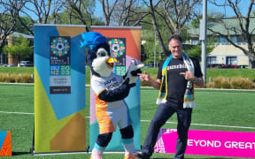 Dunedin mayor Jules Radich with Cup mascot Tazuni.