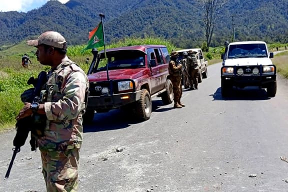 This handout picture released by the Royal Papua New Guinea Constabulary on February 19, 2024 shows officials patrolling near the town of Wabag, 600 kilometres northwest of the capital Port Moresby. Sixty-four bloodied bodies have been found in Papua New Guinea's highlands, police said on February 19, as officers reported ongoing gun battles between rival tribes. (Photo by Handout / ROYAL PAPAU NEW GUINEA CONSTABULARY / AFP) / RESTRICTED TO EDITORIAL USE - MANDATORY CREDIT "AFP PHOTO / ROYAL PAPAU NEW GUINEA CONSTABULARY" - NO MARKETING - NO ADVERTISING CAMPAIGNS - DISTRIBUTED AS A SERVICE TO CLIENTS
