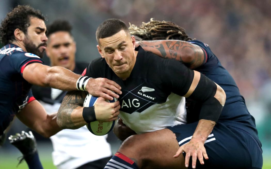 New Zealand's Sonny Bill Williams tackled by Yoann Huget and Mathieu Bastareaud of France