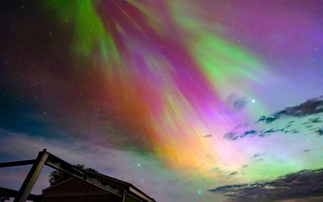Shot from Middlemarch, Otago, about 11pm. Credit: Ian Griffin, Tūhura Otago Museum (jpg)
