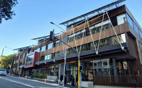 Ngā Mokopuna is part of the University marae and complements the ornately carved meeting house, Te Tumu Herenga Waka.