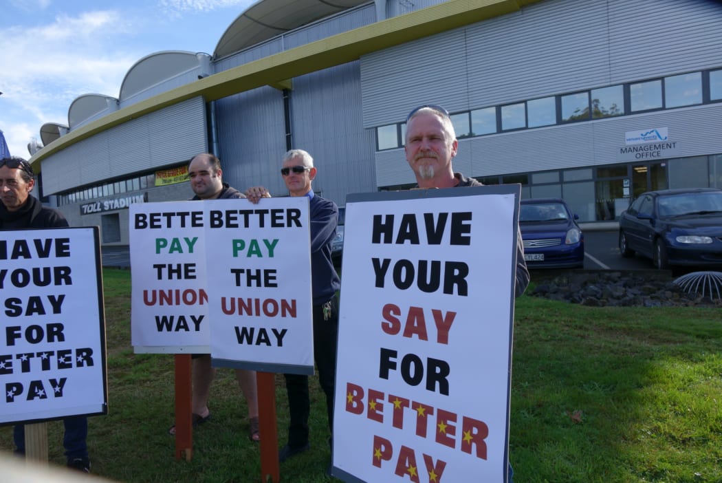 A union led rally in support of low paid truck drivers outside Whangarei. Gordon Leddy is on the right.