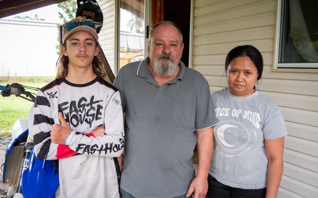 Anthony Dingwall (centre) with son Mason, 15, and wife Jocelyn. (ABC Far North: Christopher Testa)