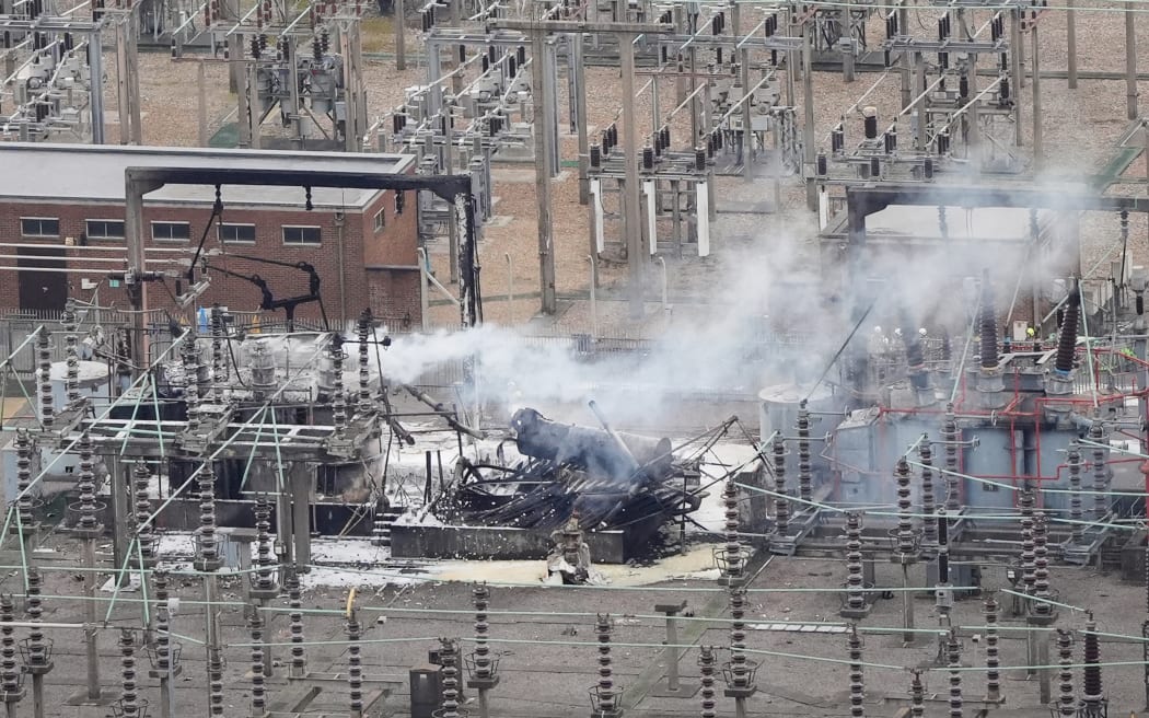 An aerial photograph taken on March 21, 2025 shows smoke billowing from a substation supplying power to Heathrow Airport amid efforts to douse the remainder of the flames after a fire broke out in Hayes, west London. Britain's Heathrow airport, Europe's busiest, was shut down early on March 21 for 24 hours after a major fire at an electricity substation cut power to the sprawling facility west of London, officials said. (Photo by AFP)