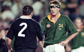 Gary Teichmann shakes hands with Sean Fitzpatrick.
New Zealand All Blacks v South Africa.
Athletic Park, Wellington 1998.