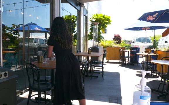 Outdoor dining in Hamilton.