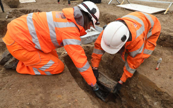 A handout picture released by HS2 on October 16, 2019 shows the lead breast plate being lifted out of the grave of the 19th century Captain Matthew Flinders during the HS2 archaeological investigations at St James’s Gardens in London on January 18, 2019. The remains of the first British explorer to circumnavigate Australia are to be reburied in his home village after being discovered near a busy London railway station. The grave of Captain Matthew Flinders, who popularised Australia's name, was discovered in January in a built-over former burial ground behind Euston terminus. (Photo by HS2 / AFP) / RESTRICTED TO EDITORIAL USE - MANDATORY CREDIT "AFP PHOTO / HS2 LTD" - NO MARKETING - NO ADVERTISING CAMPAIGNS - DISTRIBUTED AS A SERVICE TO CLIENTS