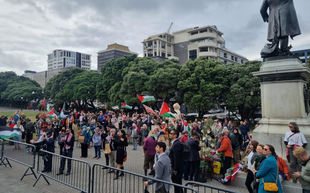 More than 200 people gathered at Parliament in support of a petition urging the government to provide urgent humanitarian assistance to the Palestinian people.