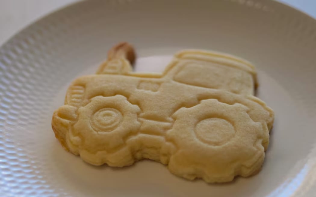 The cafe sells tractor tribute cookies.  (ABC Midwest Wheatbelt: Chloe Henville)