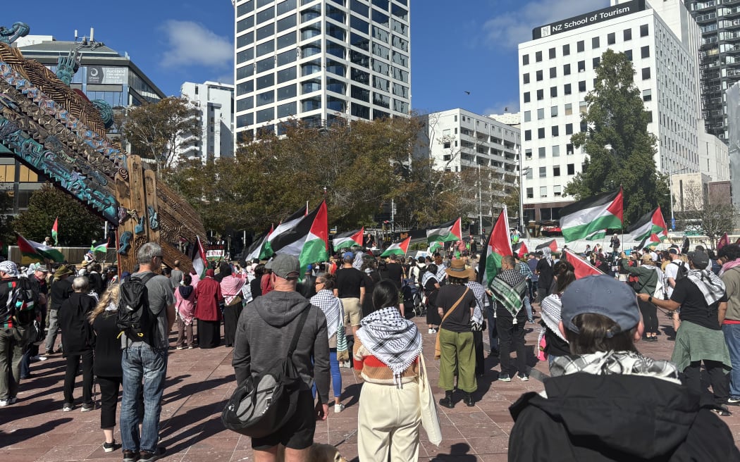 Auckland protesters hold empty plates to highlight hunger in Gaza
