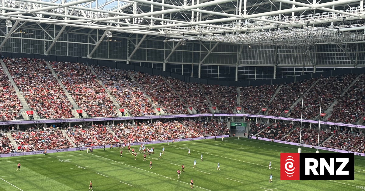 Security guard laments 'extreme heat' inside roofed stadium