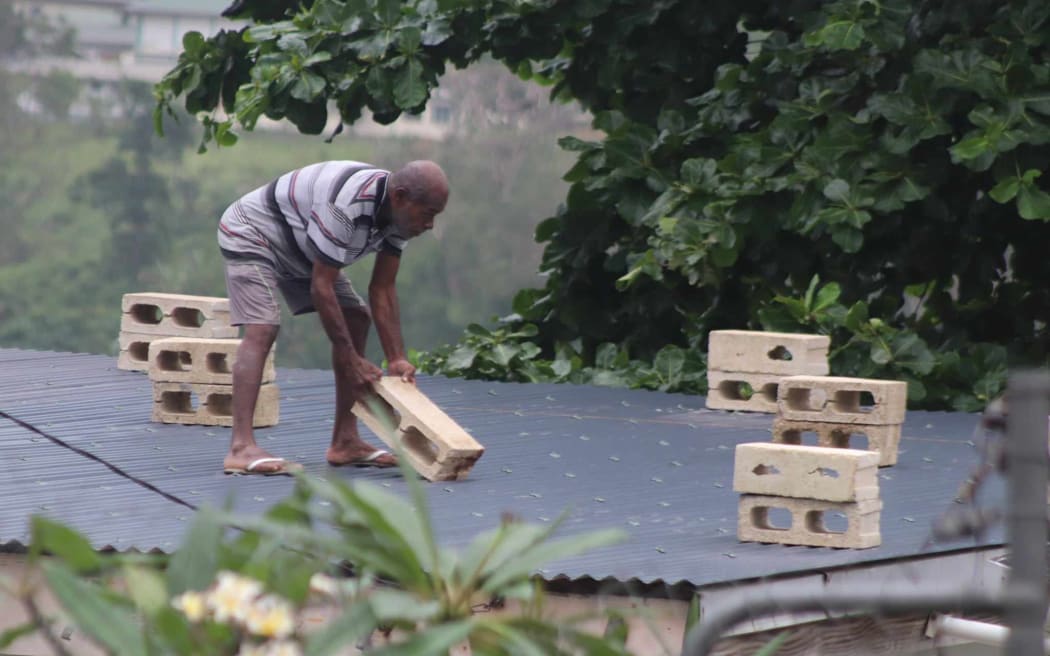 Los vecinos de Port Vila se preparan para el ciclón Lola