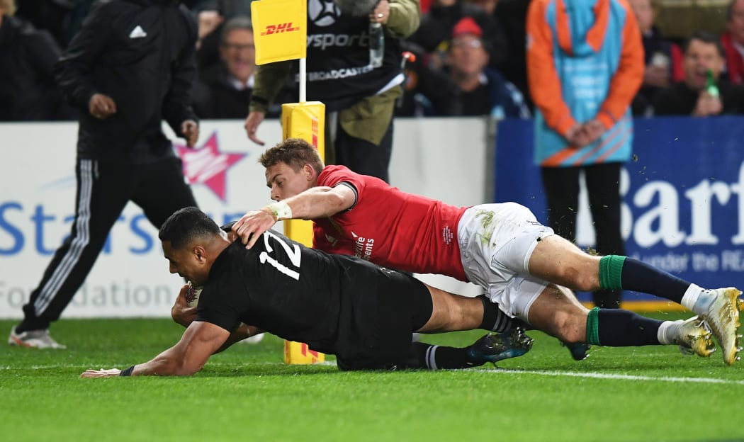 Ngani Laumape scores his try.