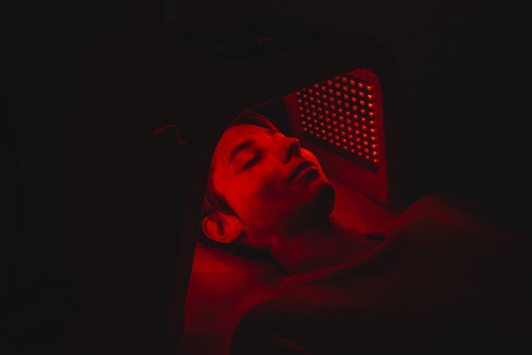 Woman receiving red light therapy treatment