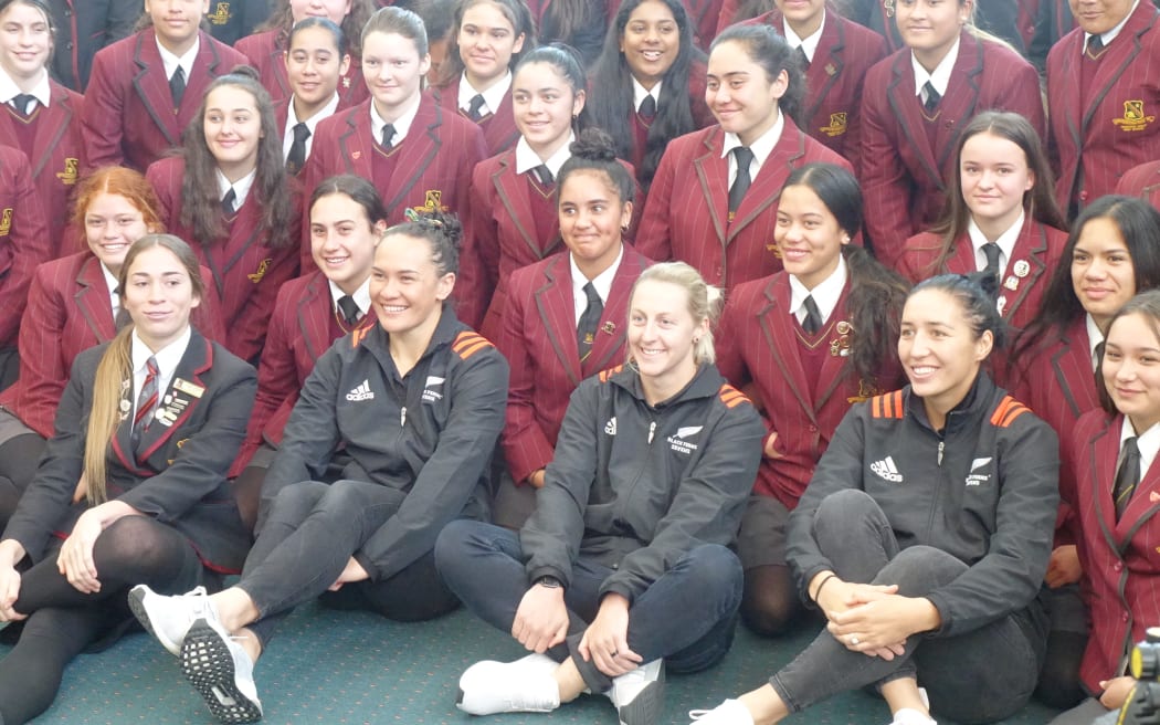 Black Ferns 的 Portia Woodman、Kelly Brazier 和隊長 Sarah Goss 與漢密爾頓女子高中的七人制橄欖球運動員一起，在 8 月 28 日宣布將舉行四隊錦標賽，以配合 1 月份在漢密爾頓舉行的世界七人制橄欖球賽