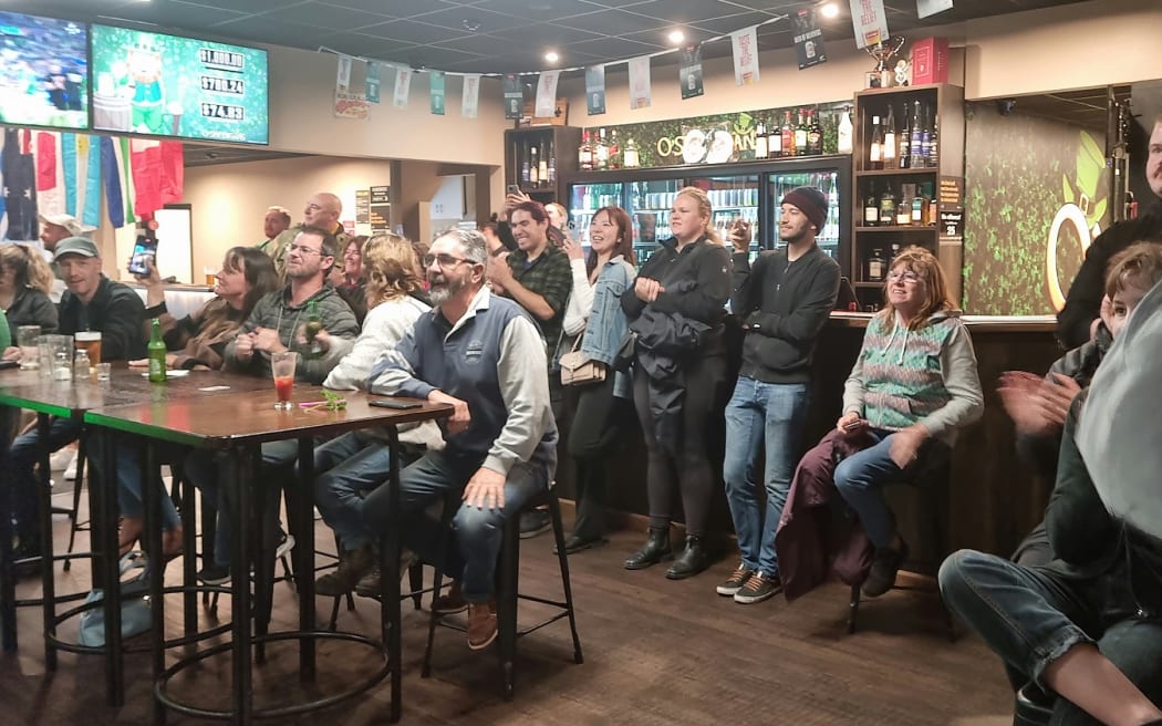 The bar was full of rugby fans, a 50/50 mix between Irish and New Zealand, who were on the edge of their seats, especially in the last ten minutes of the the game.