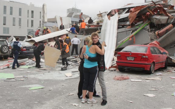 Christchurch EarthquakeTom Hawker comforting other survivors as Police and volunteers work to rescue people trapped in the collapsed CTV building