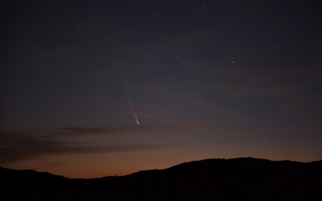 (FILES) Comet C2023 A3 Tsuchinshan-Atlas is seen over the hills near the village of Aguas Blancas, Lavalleja Department, Uruguay, at dawn on September 28, 2024. - Back after crossing the Sun, comet Tsuchinshan-ATLAS will be visible from Earth from all over the northern hemisphere on October 12, 2024, evening and for ‘around ten days’, continuing its journey that began millions of years ago. (Photo by Mariana SUAREZ / AFP)