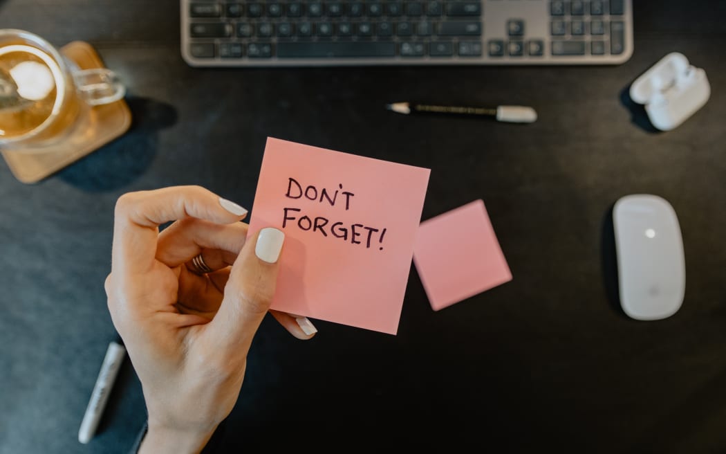 A reminder note to 'don't forget'.