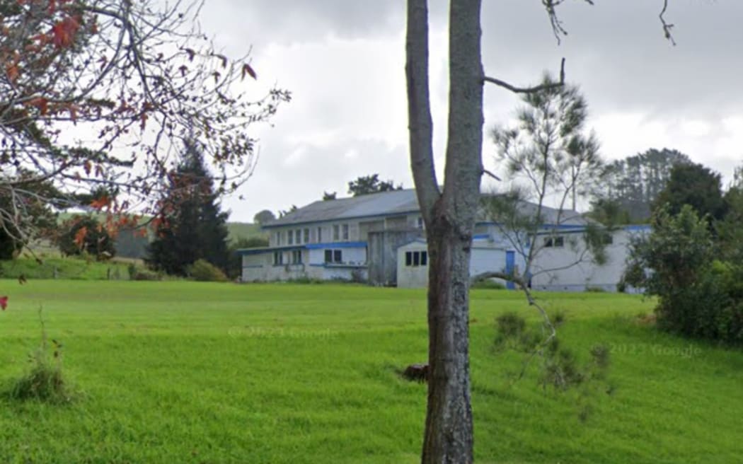 Tōwai Primary School was closed in 2005, one of 18 in Northland at the time, by the Ministry of Education because of low enrolments and a shift of resources from empty classrooms to hire more teachers.
