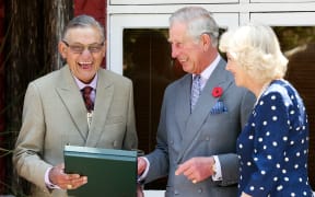 Britain's Prince Charles (2/R) and Camilla, Duchess of Cornwall (R), exchange gifts with the Maori king, King Tuheitia (L) during a visit to Turangawaewae Marae in Ngaruawahia on November 8, 2015.  Prince Charles and his wife Camilla are on a two-week tour of New Zealand and Australia.  AFP PHOTO / POOL / HAGEN HOPKINS (Photo by Hagen Hopkins / POOL / AFP)