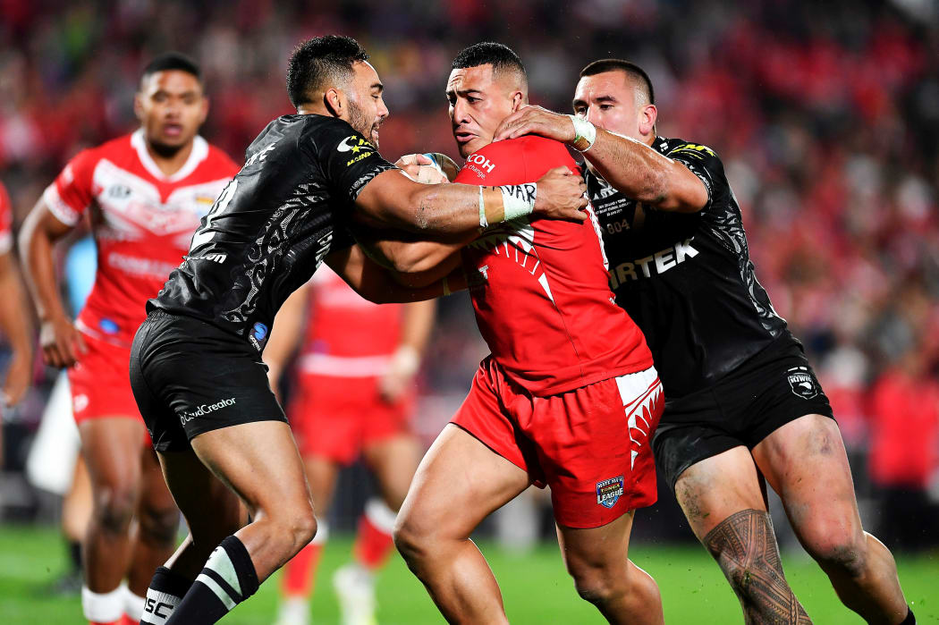 Sio Siua Taukeiaho is wrapped up by the New Zealand defence.